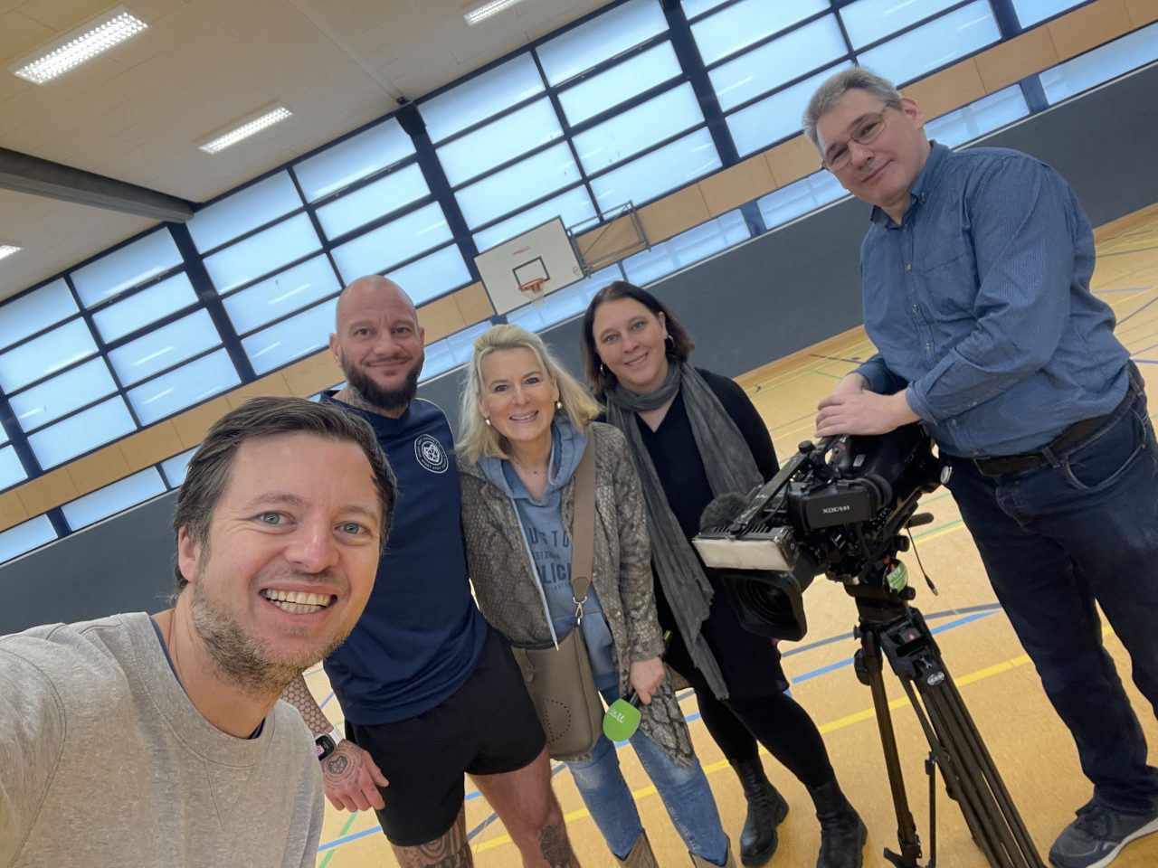 Besuch vom Fernsehteam im Sportunterricht AV-Dual
