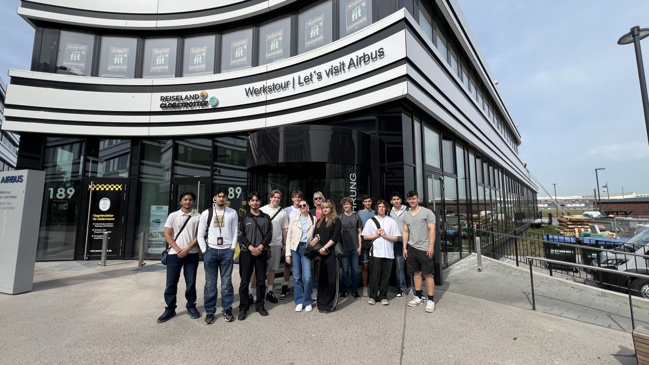 Fliegendes Klassenzimmer – Technisches Gymnasium besucht Airbus